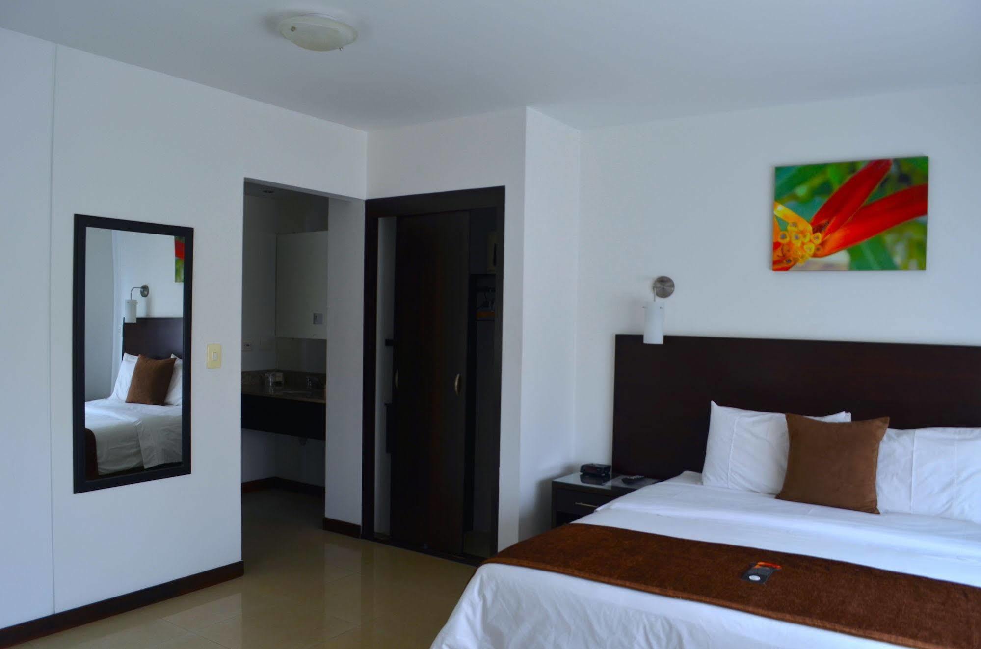 Hotel Pinares Plaza Pereira Dış mekan fotoğraf